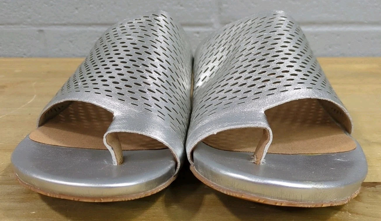 W30 NEW Softwalk Corsica II Womens 12M Slide On Leather Sandals Silver