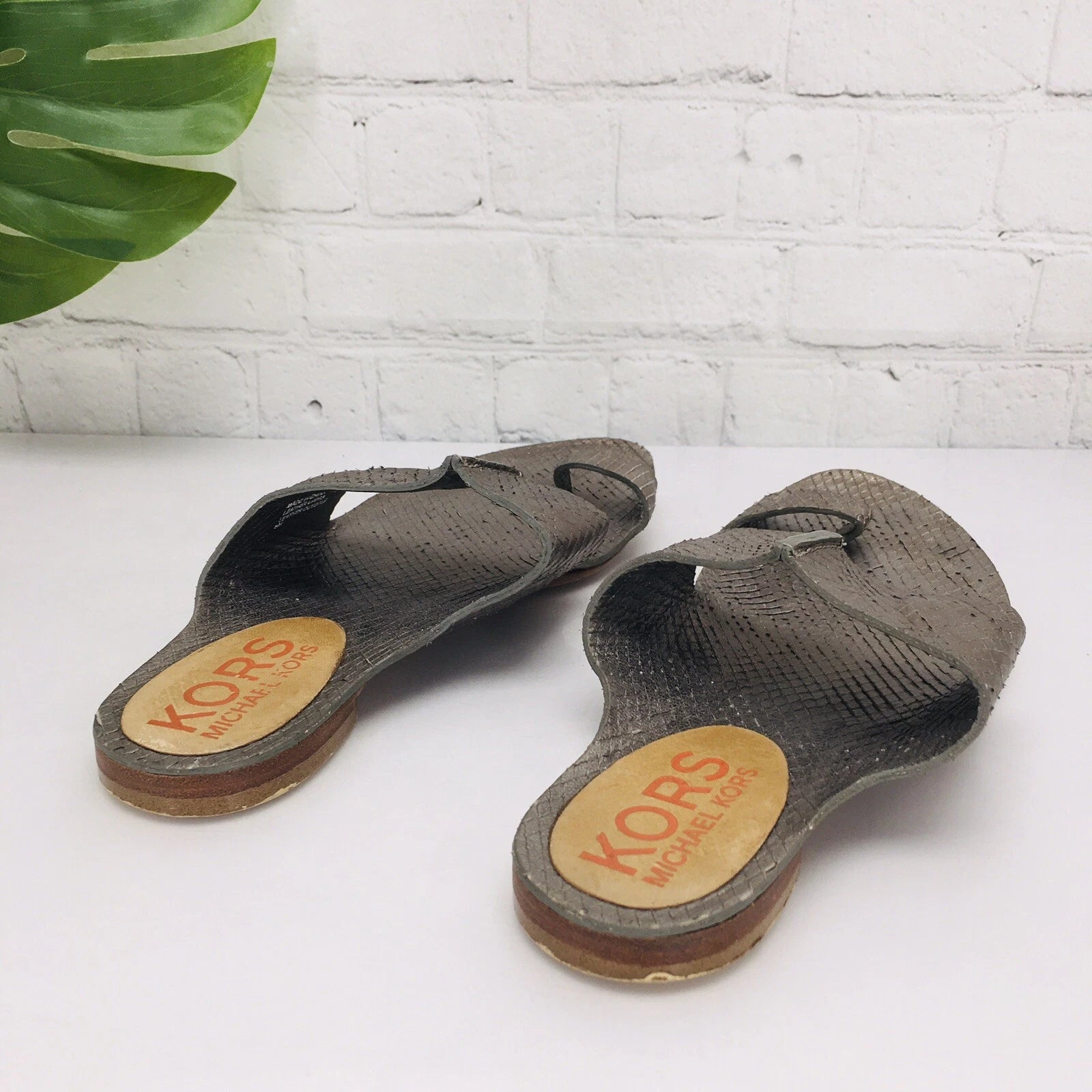 Michael Kors MK Sandals Women's 9M Metallic Gray Toe Ring Slide Flat Flip Flop