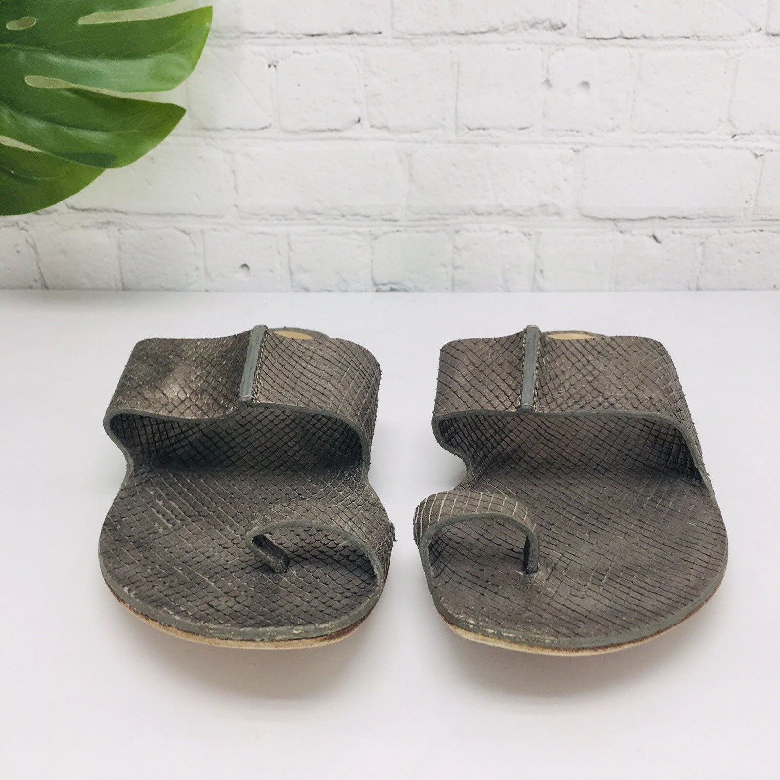 Michael Kors MK Sandals Women's 9M Metallic Gray Toe Ring Slide Flat Flip Flop