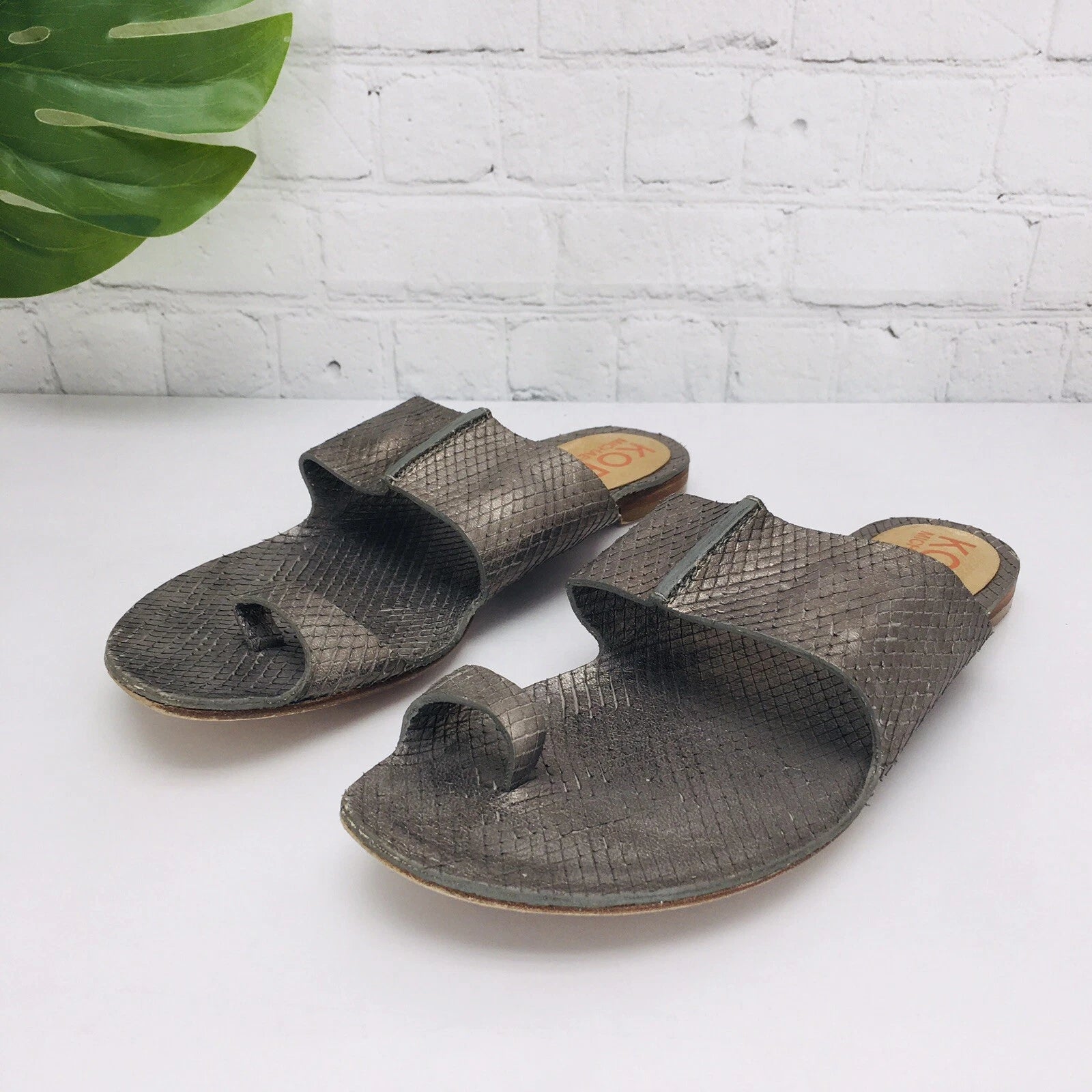 Michael Kors MK Sandals Women's 9M Metallic Gray Toe Ring Slide Flat Flip Flop
