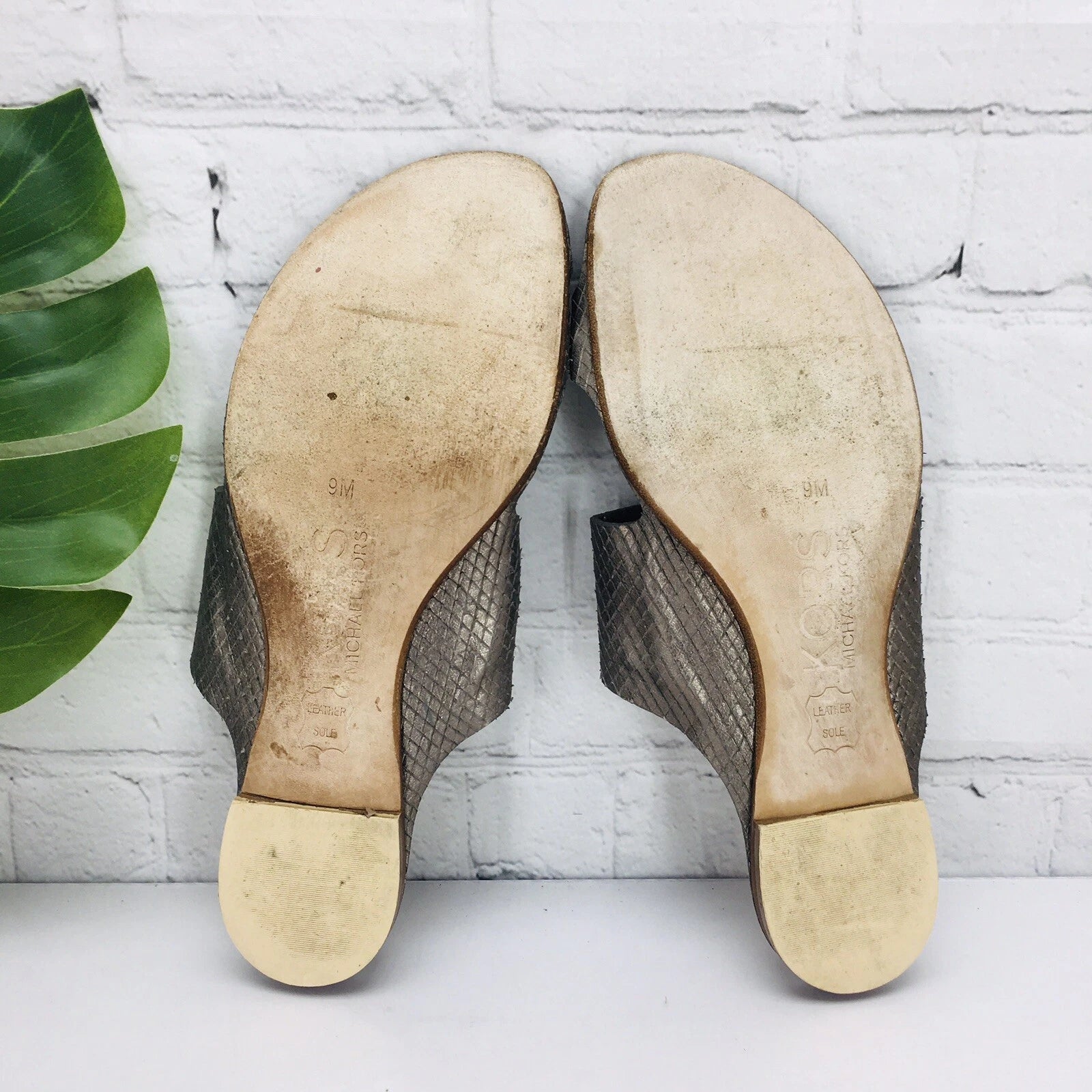 Michael Kors MK Sandals Women's 9M Metallic Gray Toe Ring Slide Flat Flip Flop