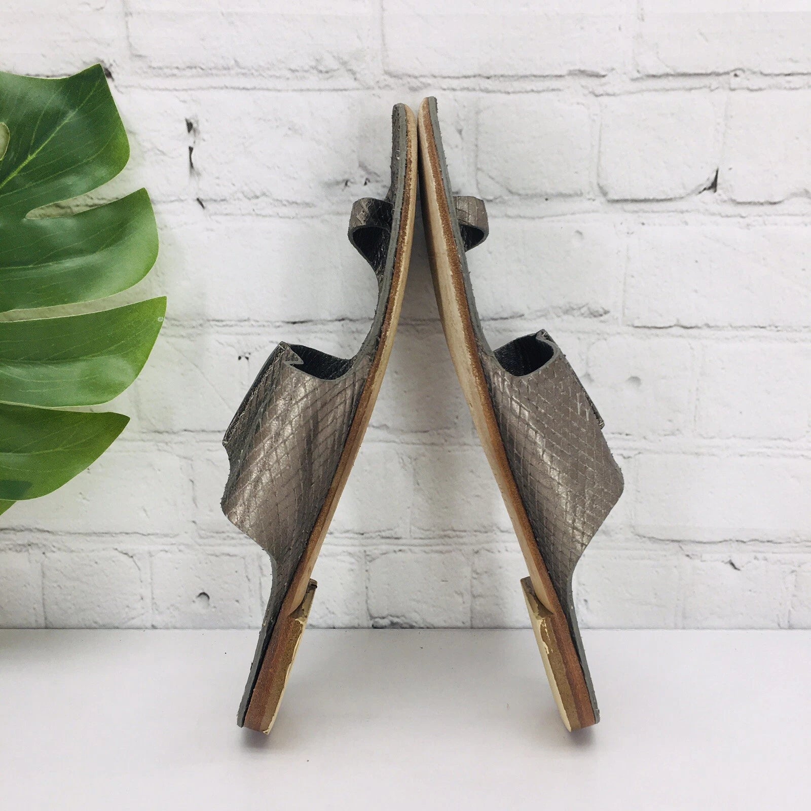 Michael Kors MK Sandals Women's 9M Metallic Gray Toe Ring Slide Flat Flip Flop