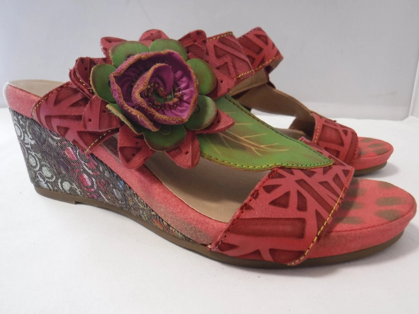 L’artiste By Spring Shayla Wedge Sandal Size 39 / 8.5 Red Green Floral Appliqué