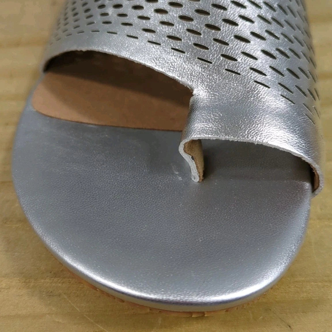 W30 NEW Softwalk Corsica II Womens 12M Slide On Leather Sandals Silver