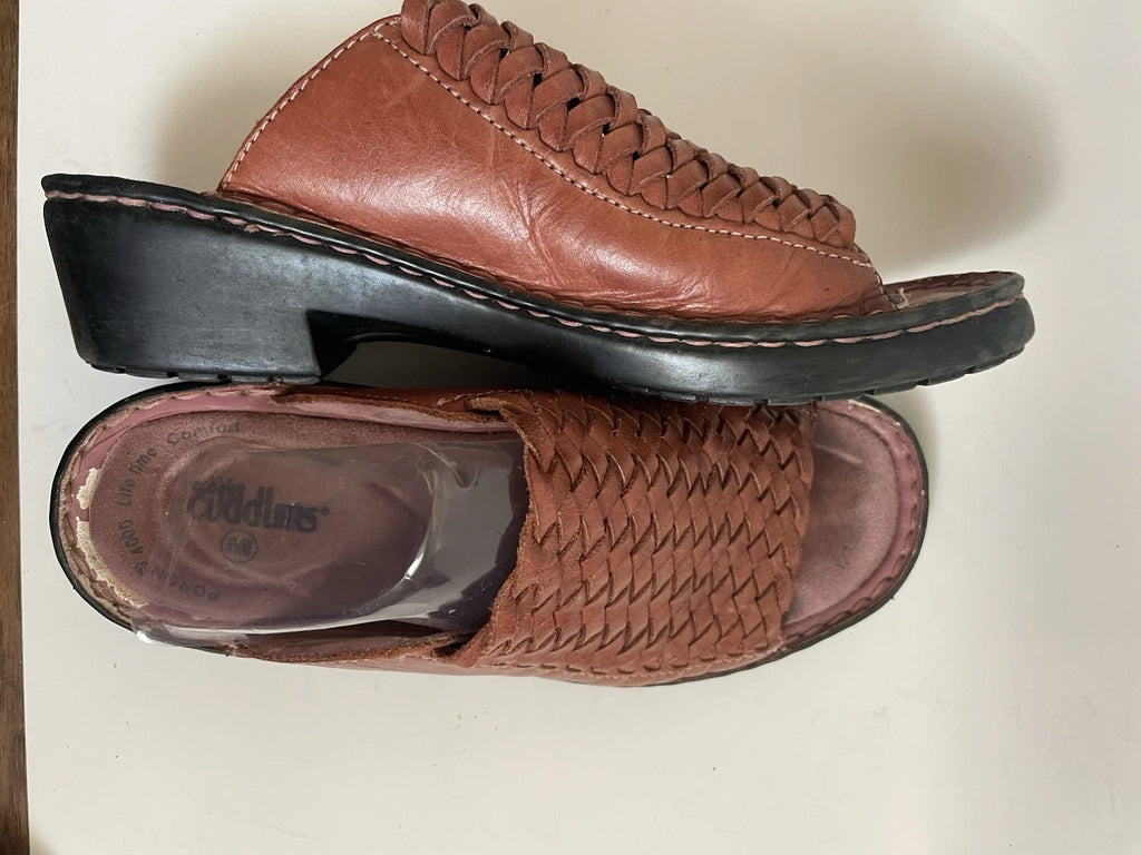 Cobbie Cuddlers Weaved Leather Uppers Slide-On Shoes Size 5 1/2 Wide 2” Heel
