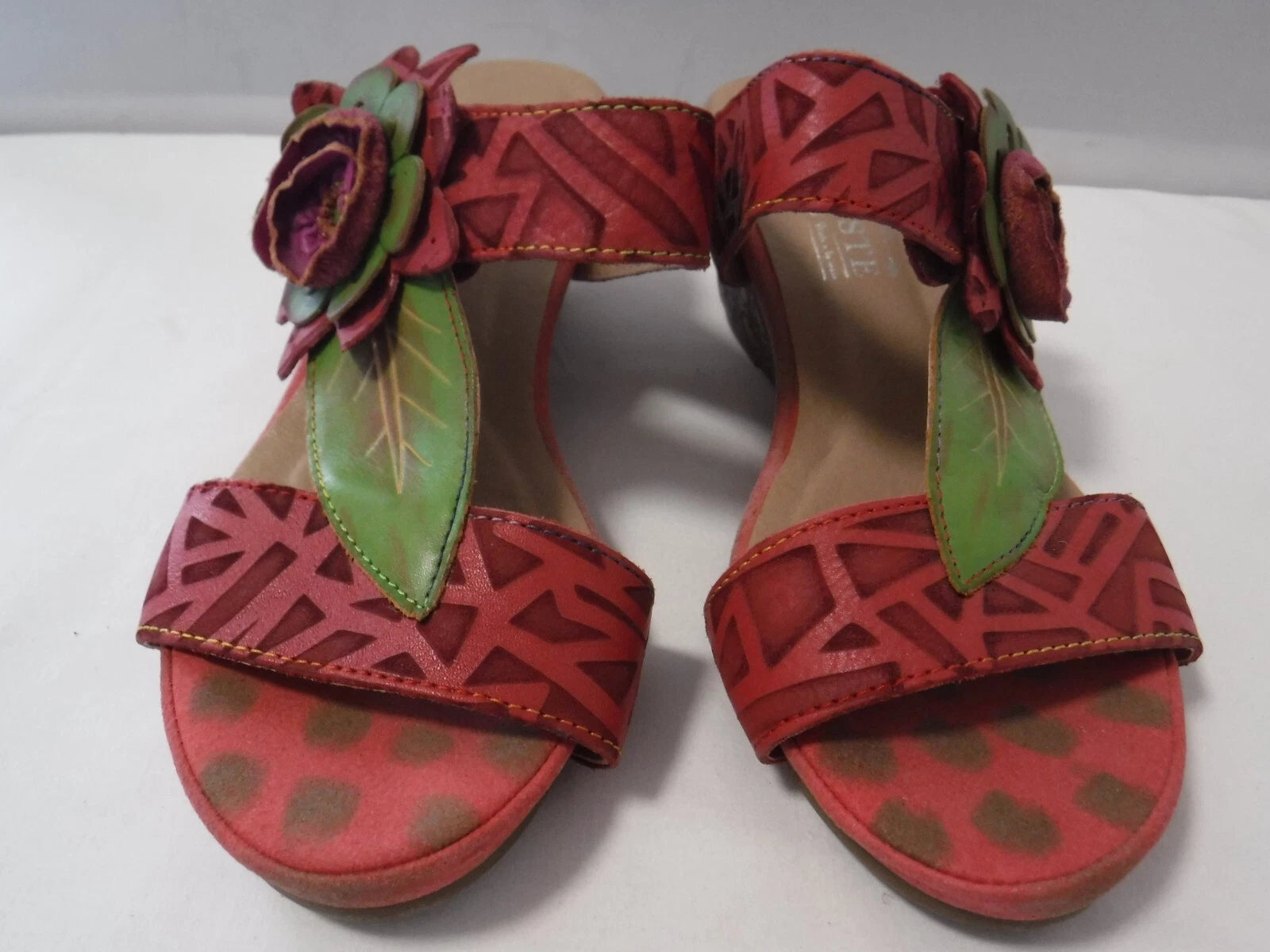 L’artiste By Spring Shayla Wedge Sandal Size 39 / 8.5 Red Green Floral Appliqué