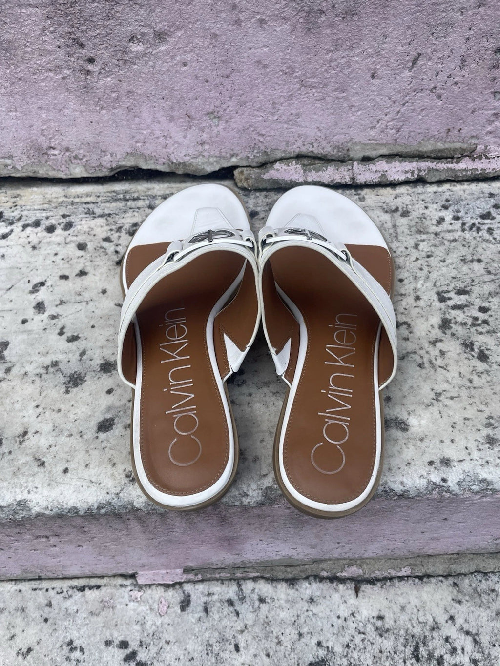 Calvin Klein Farley White/Silver Leather Sandals Women’s Size 11 – Chic Style