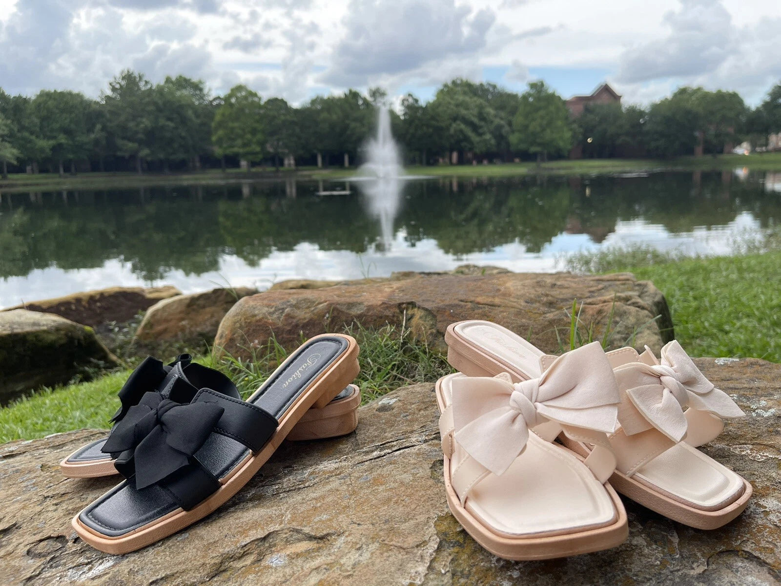 CUTE SUMMER POOL/ BEACH FASHIONABLE BOW DECOR FLAT SANDALS BENDABLE COMFORTABLE
