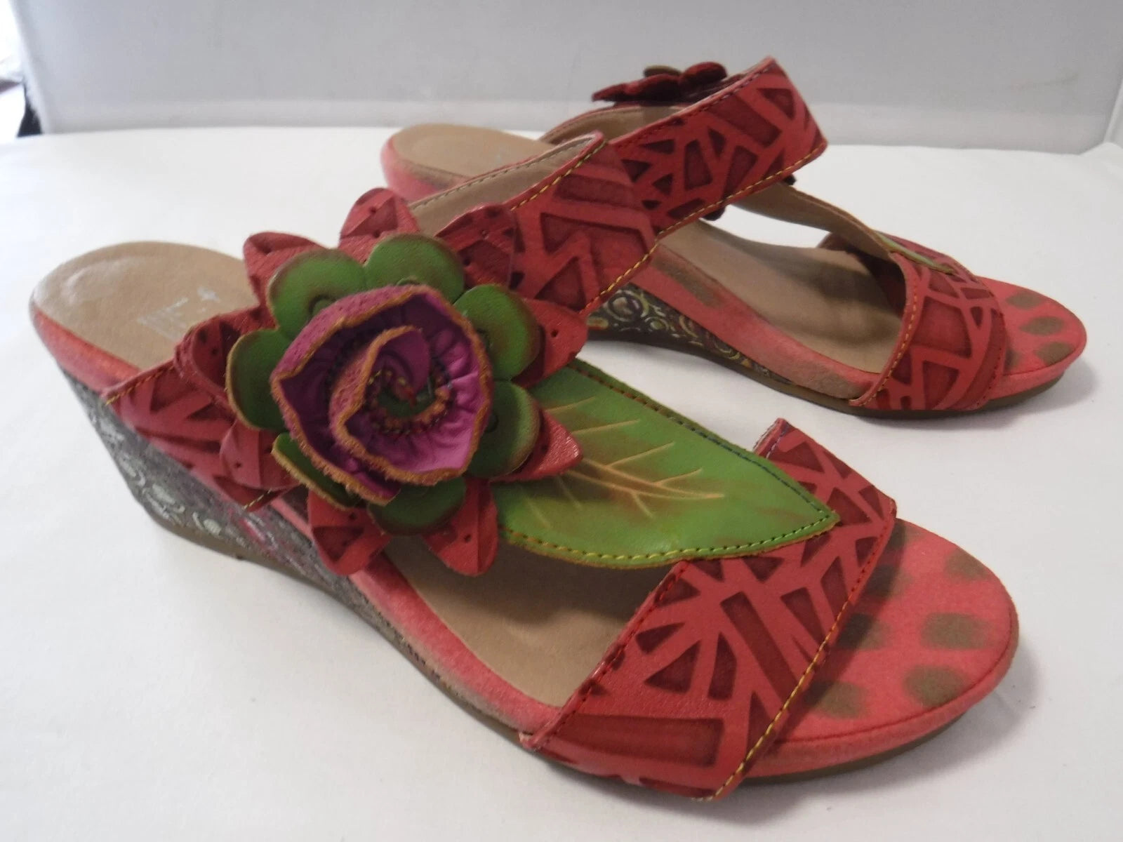 L’artiste By Spring Shayla Wedge Sandal Size 39 / 8.5 Red Green Floral Appliqué
