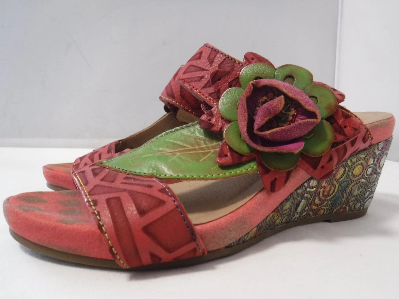 L’artiste By Spring Shayla Wedge Sandal Size 39 / 8.5 Red Green Floral Appliqué
