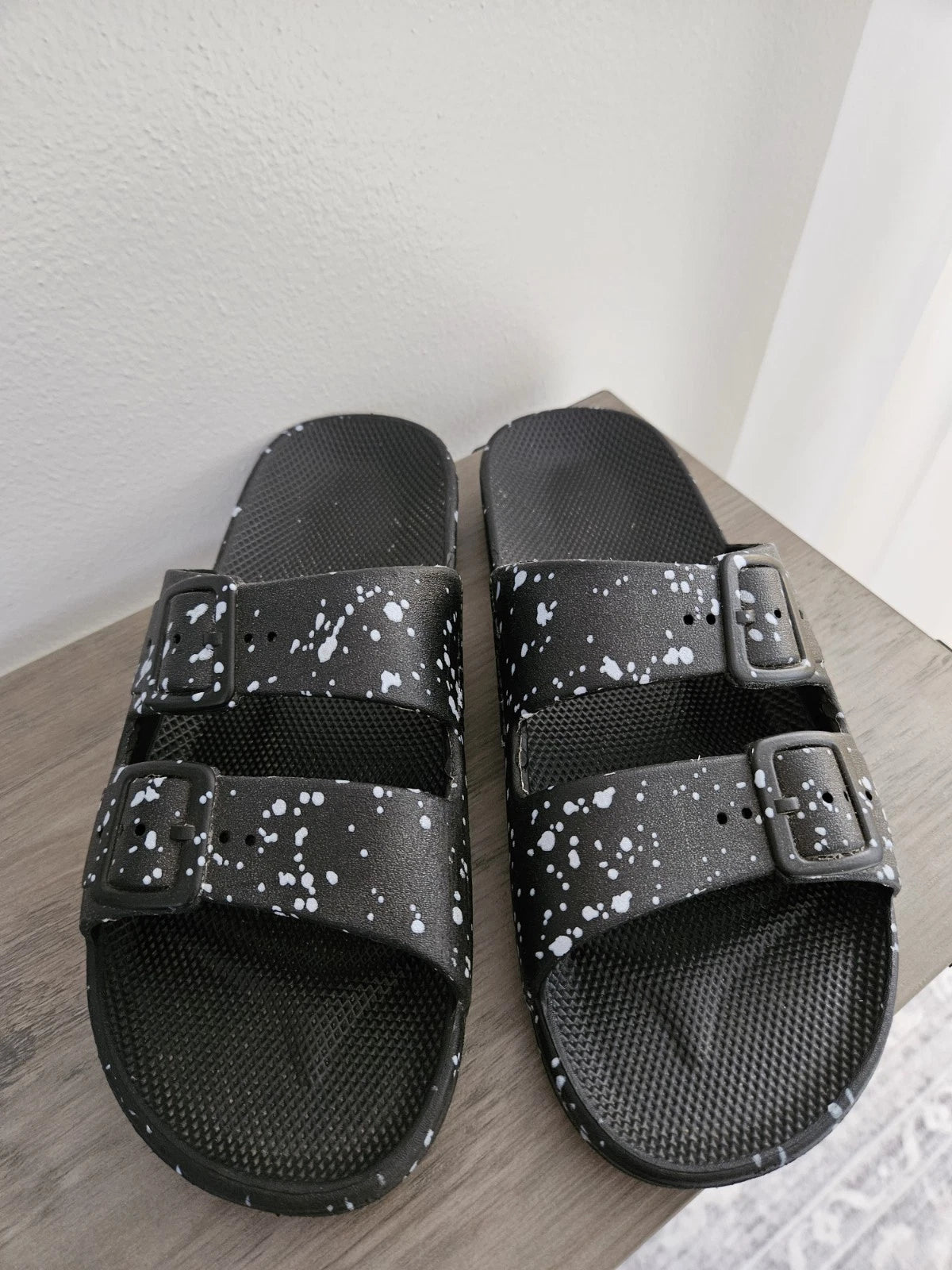 Freedom Moses Sandal SZ 6.5 Black And Gray Tie Dye Style