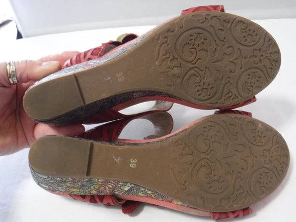 L’artiste By Spring Shayla Wedge Sandal Size 39 / 8.5 Red Green Floral Appliqué