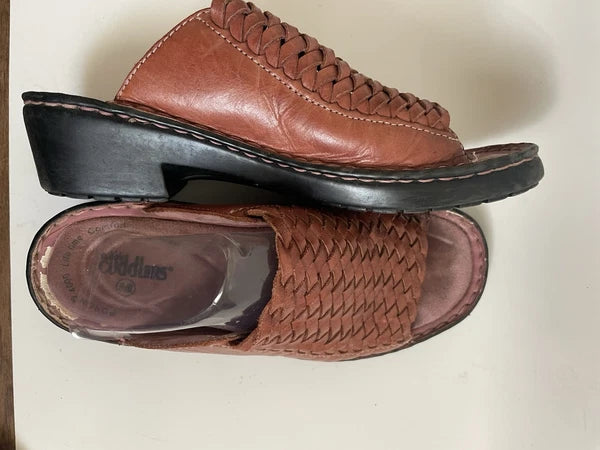 Cobbie Cuddlers Weaved Leather Uppers Slide-On Shoes Size 5 1/2 Wide 2” Heel